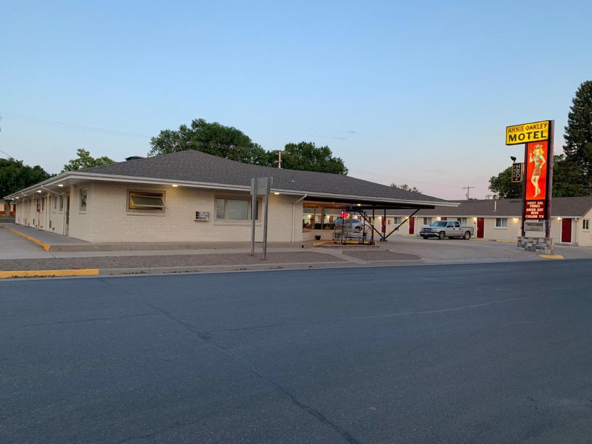 Annie Oakley Motel Oakley Exterior photo