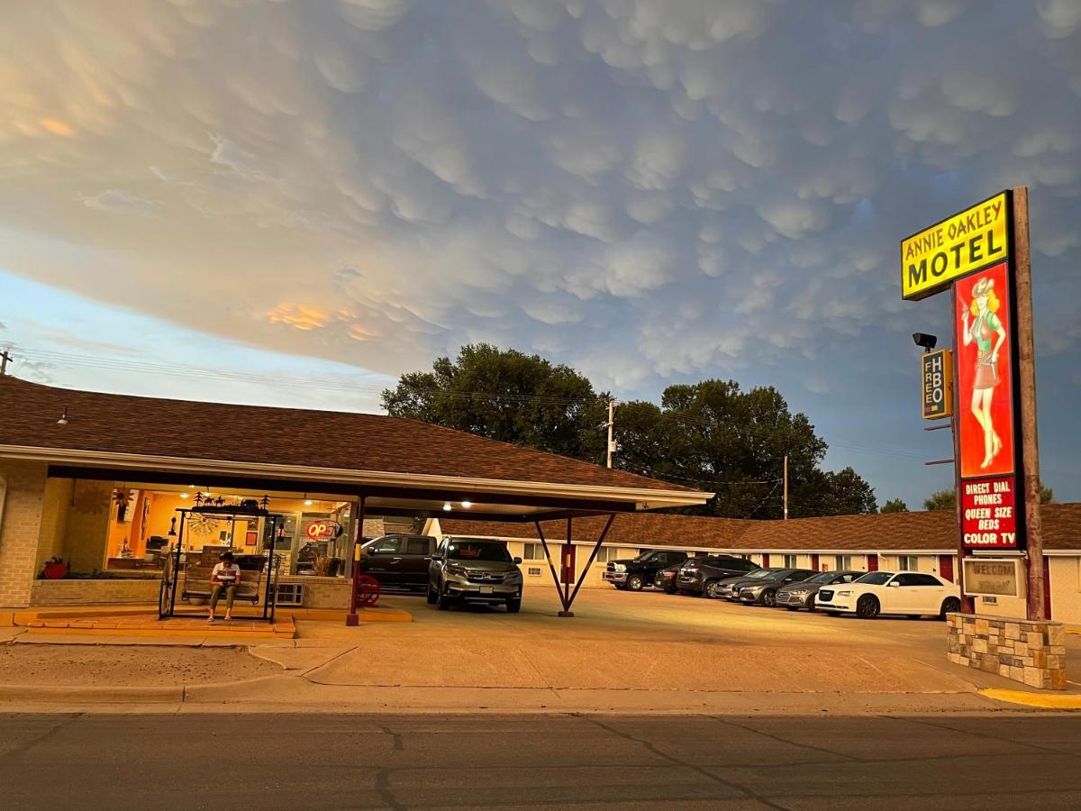 Annie Oakley Motel Oakley Exterior photo