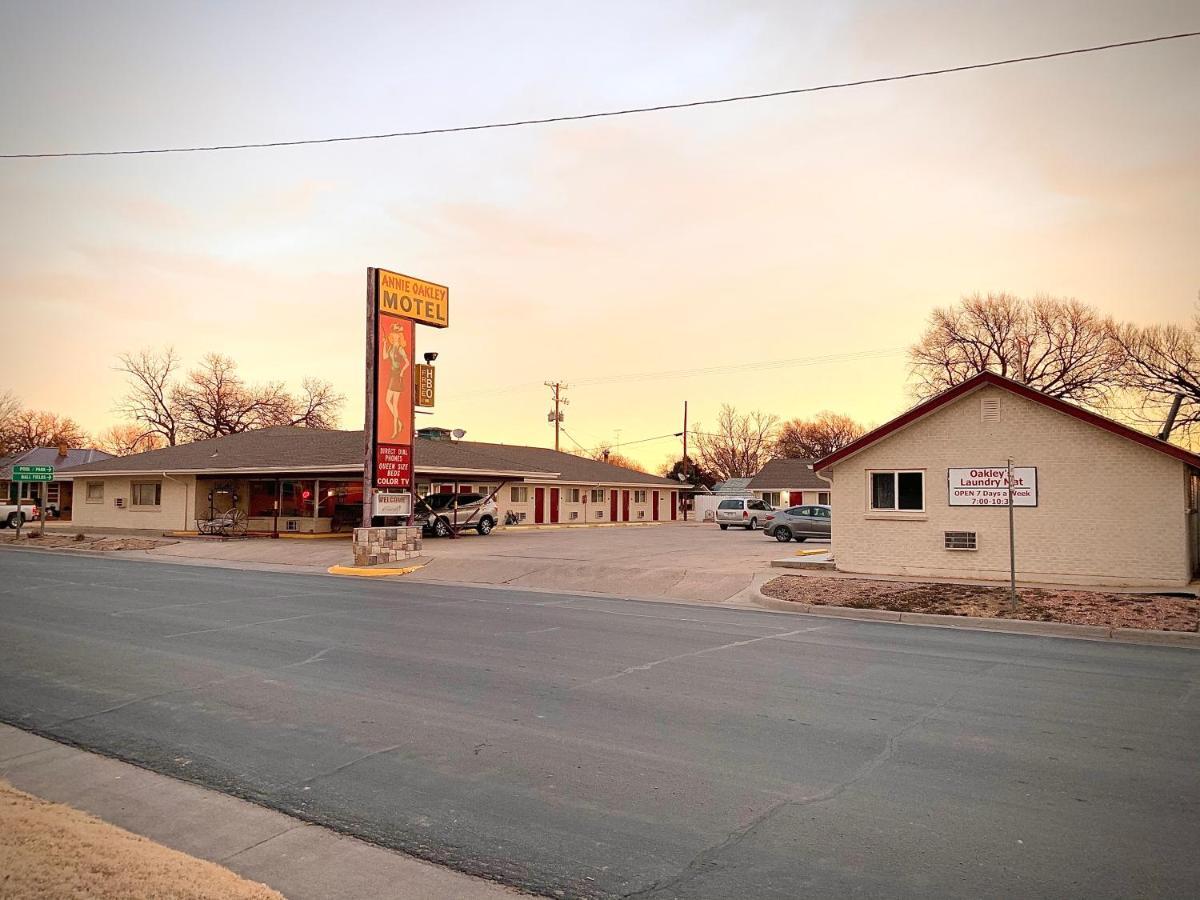 Annie Oakley Motel Oakley Exterior photo