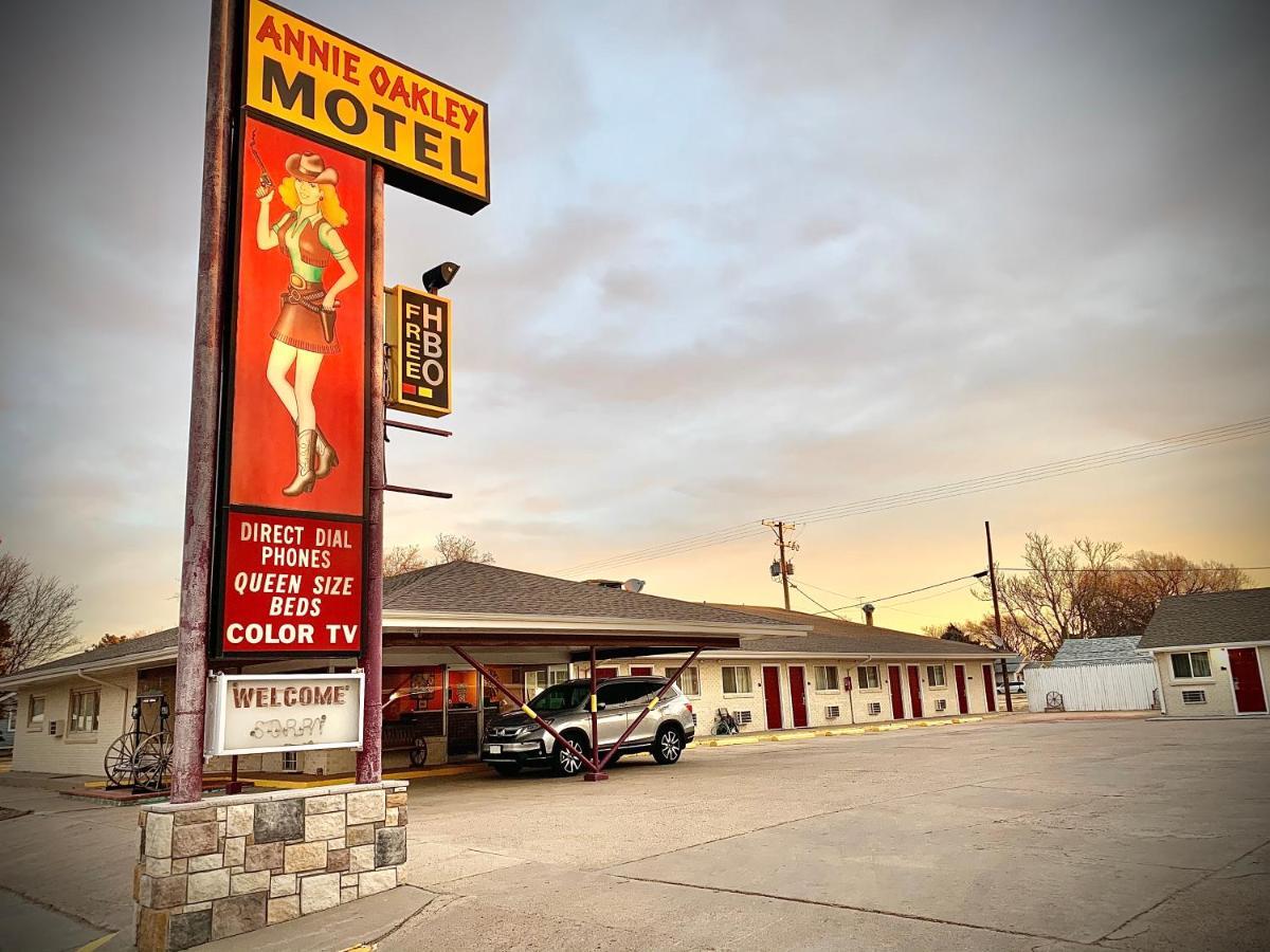 Annie Oakley Motel Oakley Exterior photo