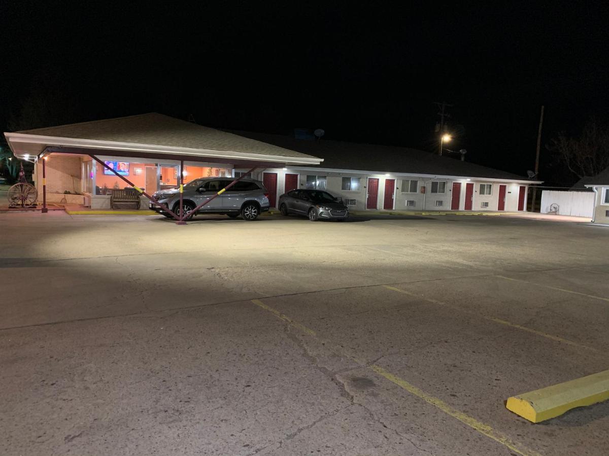 Annie Oakley Motel Oakley Exterior photo