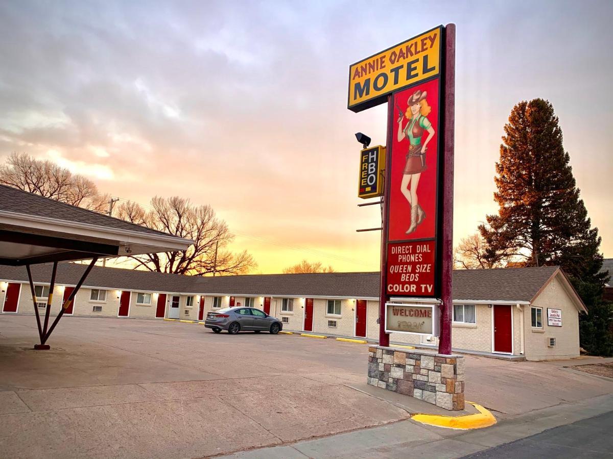 Annie Oakley Motel Oakley Exterior photo